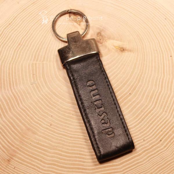 Hochwertiger brauner Leder Schlüsselanhänger mit destino Prägung und großem Metallring.